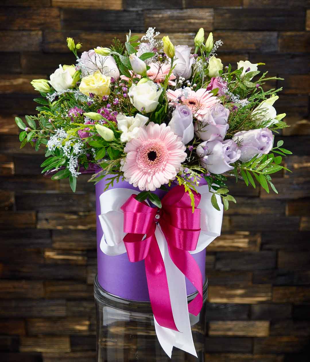 Изображение Коробка з квітами з троянд та гербер 9717