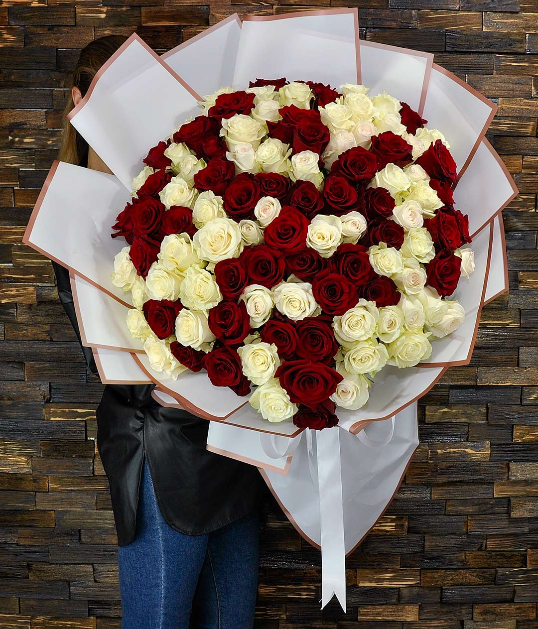 Изображение Букет роз 101шт красная+белая импорт