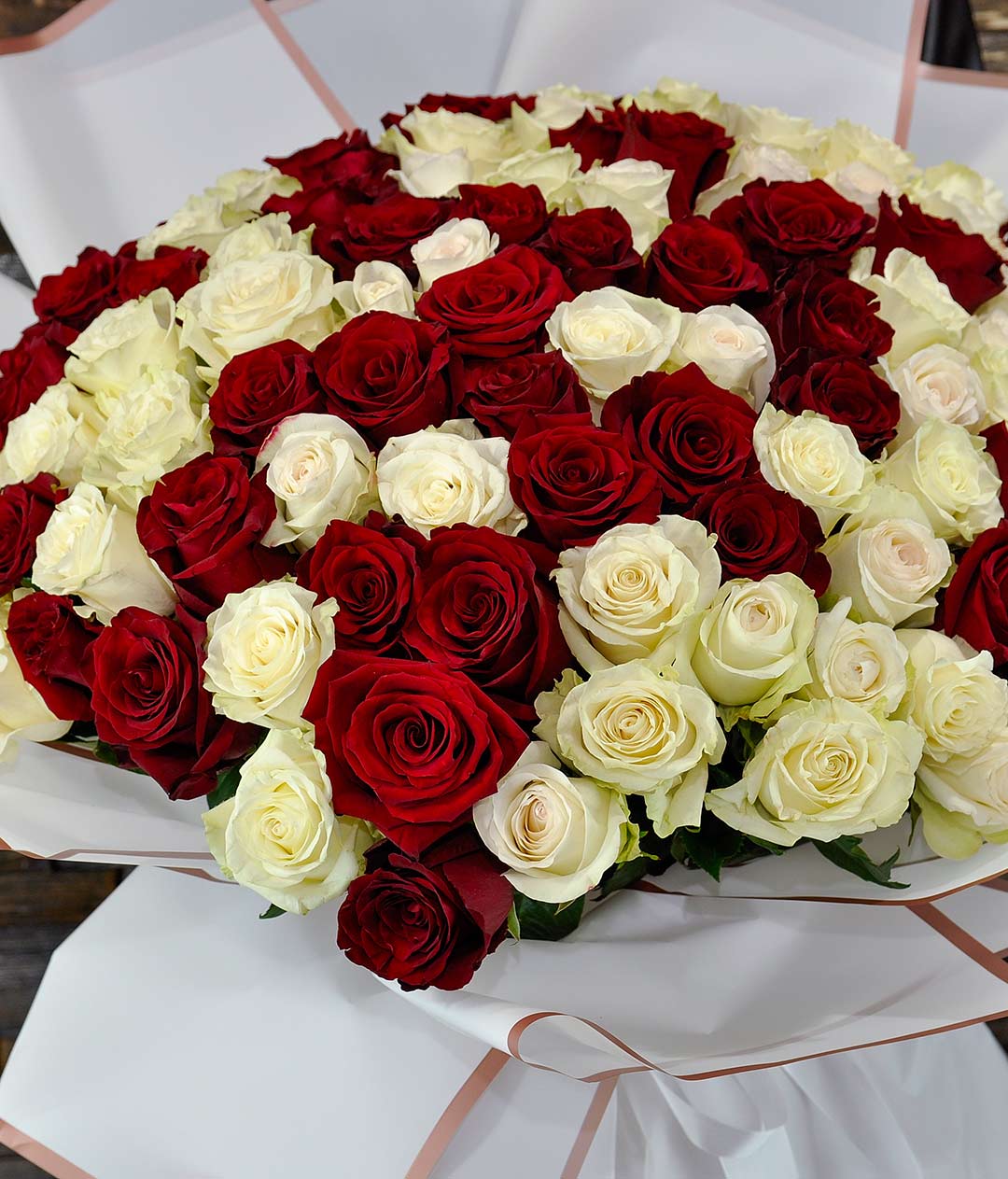 Изображение Букет троянд 101шт червона+біла імпорт