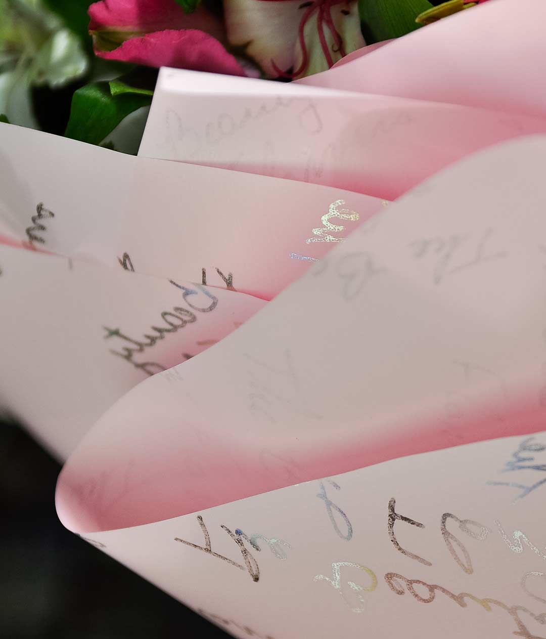 Изображение Калька для цветов Holographic розовая с надписями